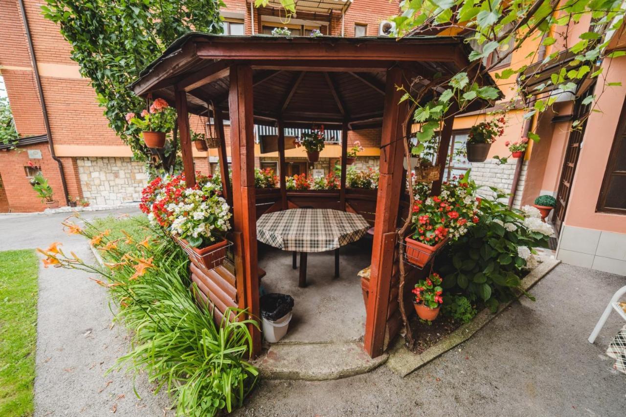 Rooms & Apartment Gh Pasha Tuzla Buitenkant foto